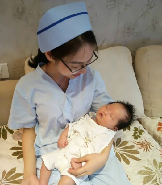 魅力辣妈国际月子会所护士长照顾小婴儿