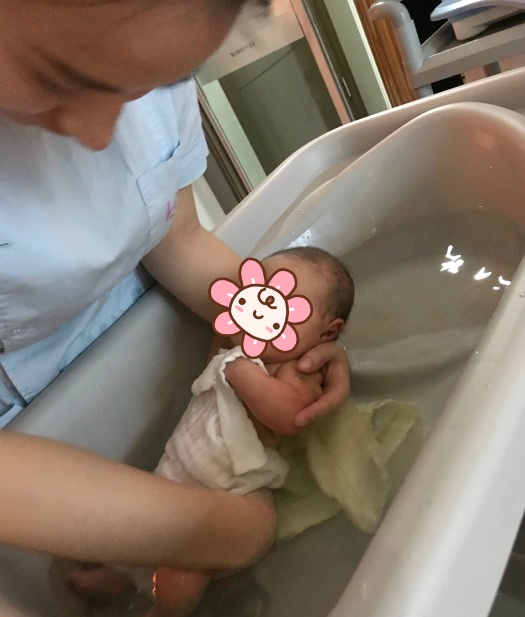 魅力辣妈月子中心护士姐姐帮宝宝洗澡澡咯！